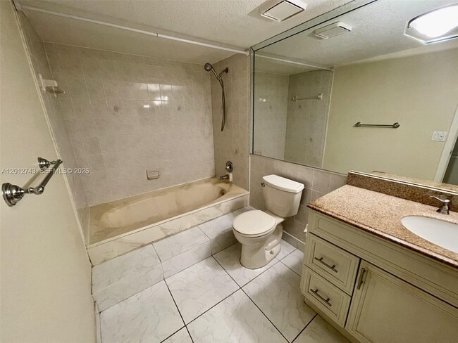 Building Photo - 491 Racquet Club Rd