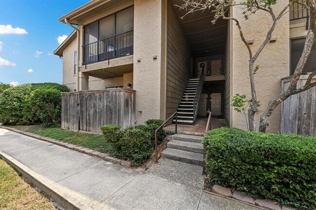 Building Photo - 1202 Thorpe Ln