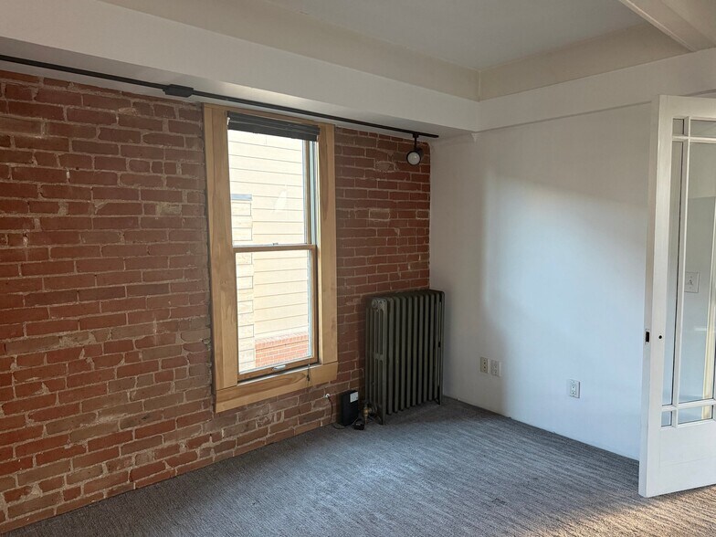 Building Photo - 500 N Washington St