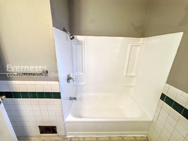 Building Photo - PROMO: Get $500 Off the First Month's Rent!3 Bed, 2 Bath Home with Garage / Available Now!