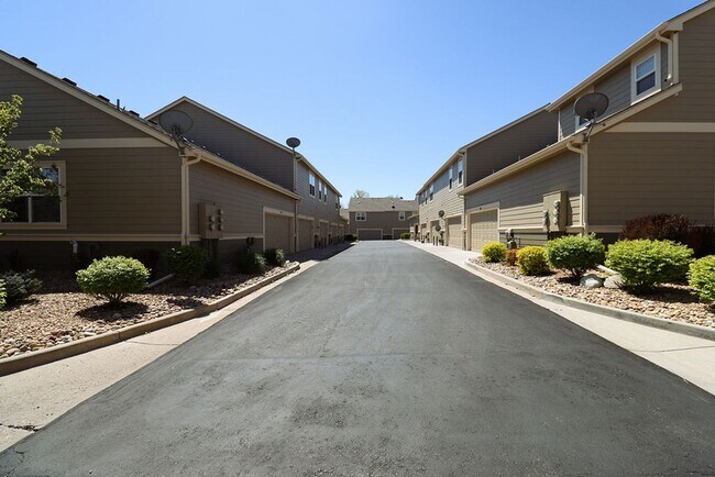 Building Photo - Beautiful Updated Town Home in Fort Collins