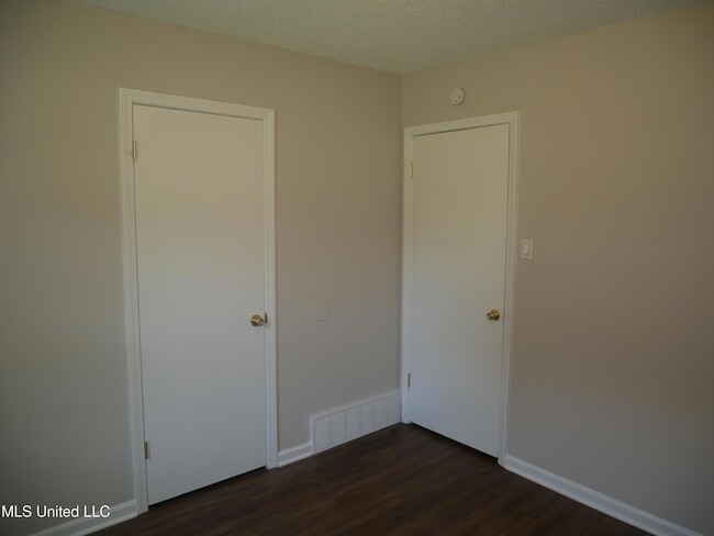 Building Photo - 2011 Coral Hills Dr