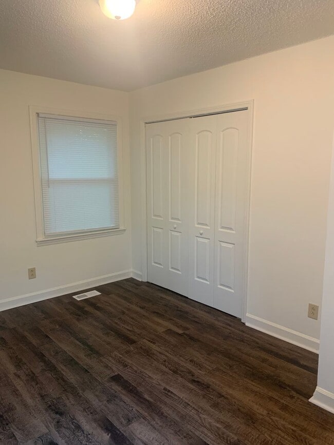 Building Photo - 3 Bed 1 Bath Home Available Fall 2026!