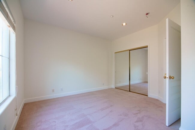 Building Photo - 26148 Legends Ct