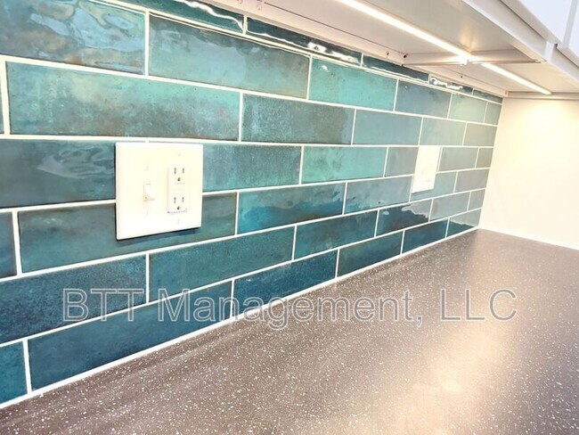 Building Photo - 8800 Plymouth St