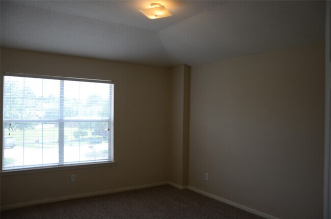 Building Photo - 2507 Pembroke Springs