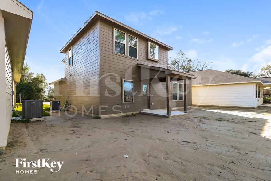 Building Photo - 14705 Country Club Dr