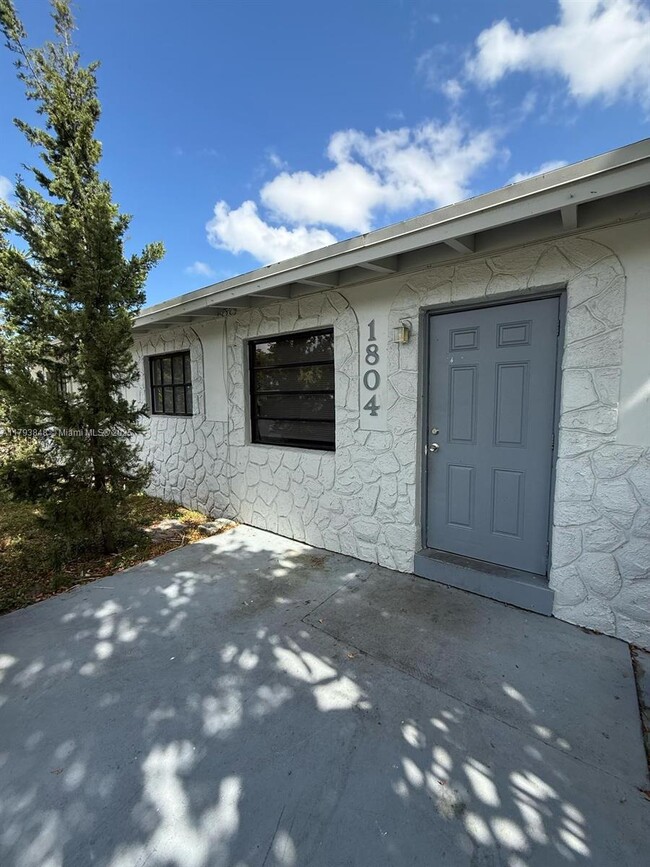 Building Photo - 1804 NW 15th Ct