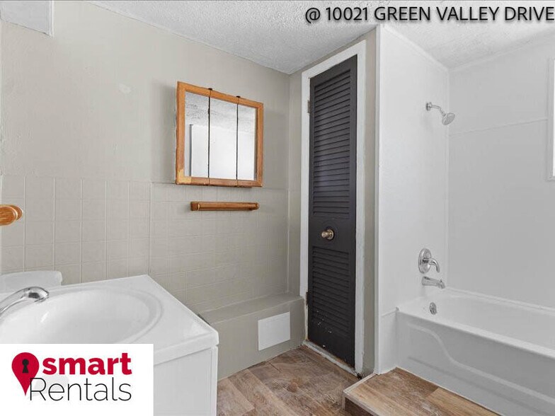 Building Photo - 10021 Green Valley Dr