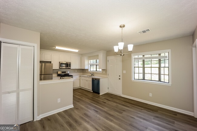 Building Photo - 252 Windemere Way