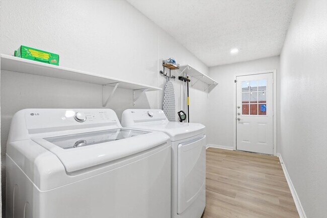 Building Photo - 2 St Charles Pl