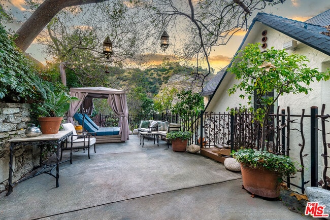 Building Photo - 8066 Woodland Ln