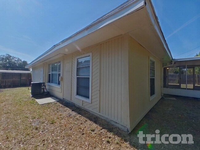 Building Photo - 1440 Overlea St