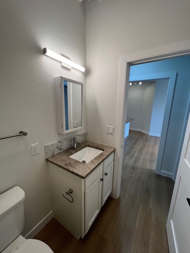 Building Photo - Beautiful 2 bedroom/2 bathroom Apartment Unit