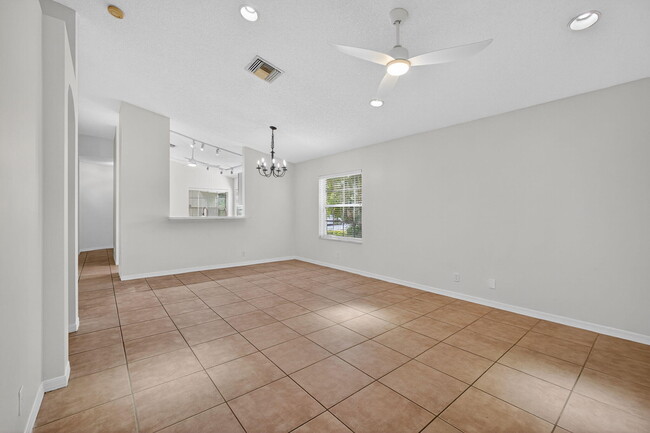 Building Photo - 5020 N La Sedona Cir