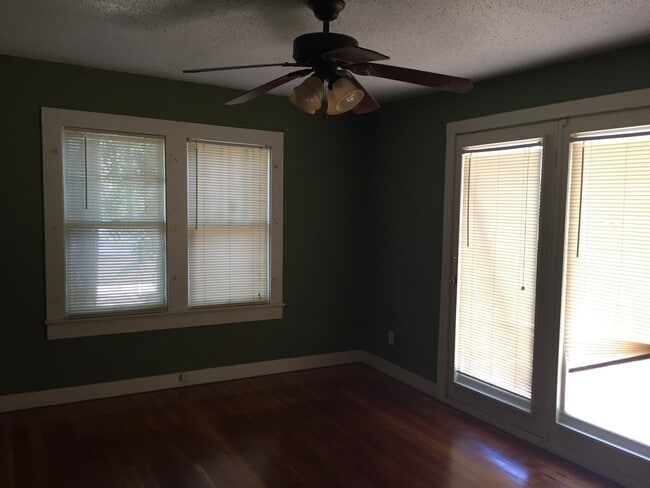 Building Photo - 2 bedroom w/ hardwood floors near TTU!