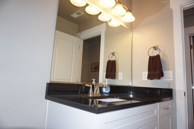 Building Photo - 3 Bedroom Midvale Neighborhood Home