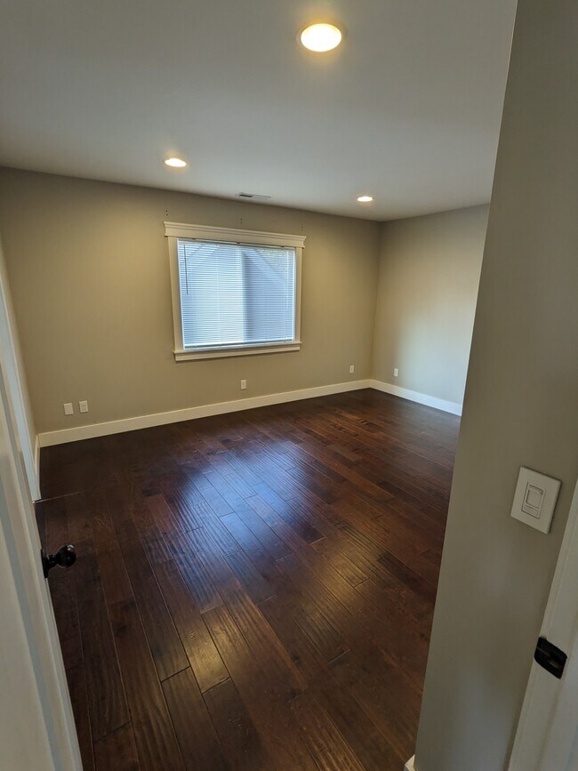 Building Photo - 1309 N Main Ave