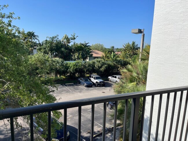 Building Photo - 5024 Lantana Rd
