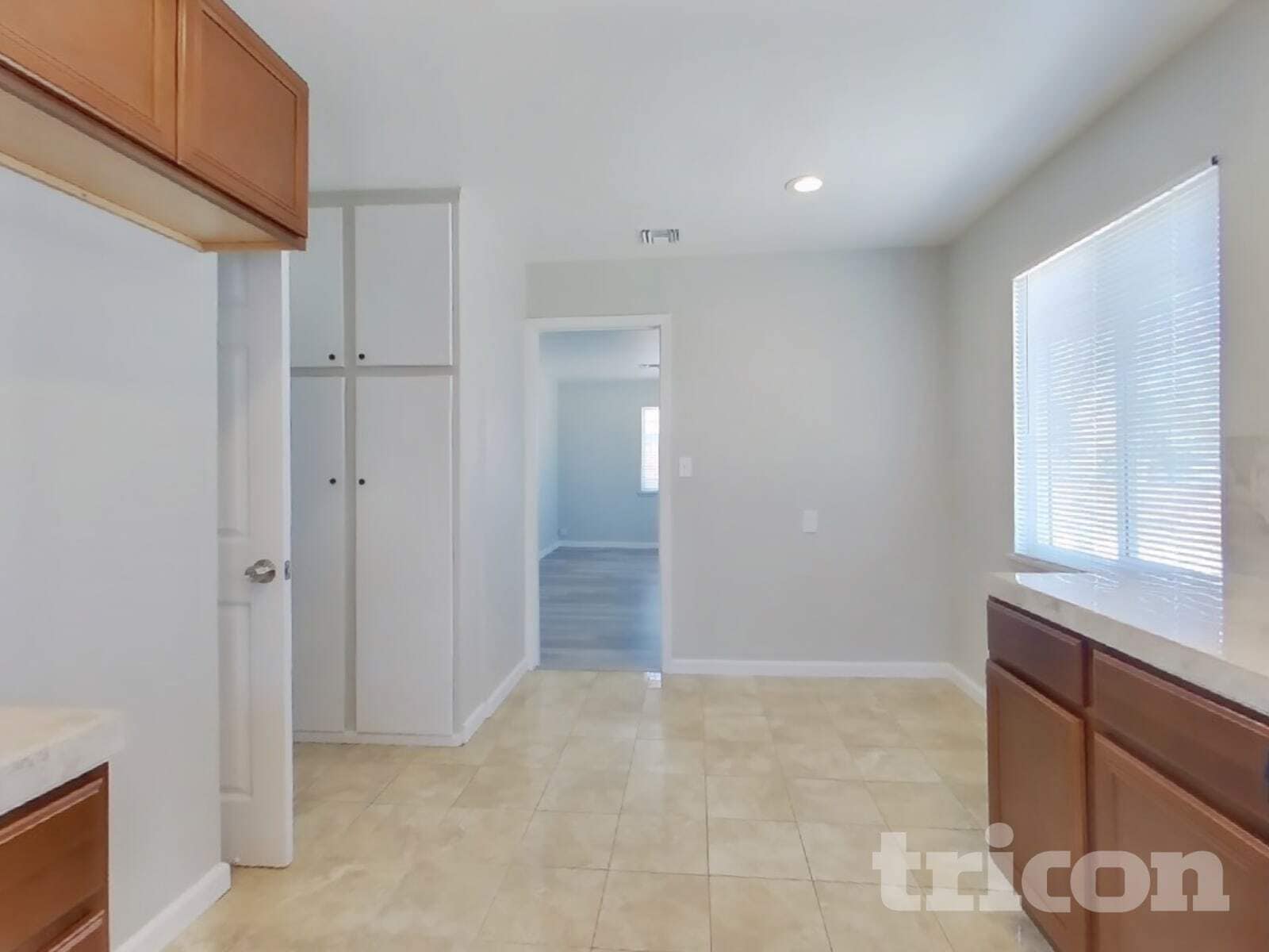 Building Photo - 1126 W Ovington St