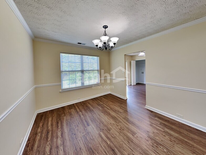 Building Photo - 891 Edgewood Ln