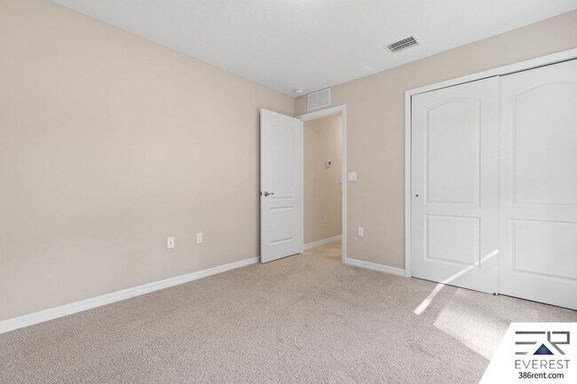 Building Photo - FULLY FENCED, LIKE NEW 4/3/2 ON A QUIET CUL-DE-SAC