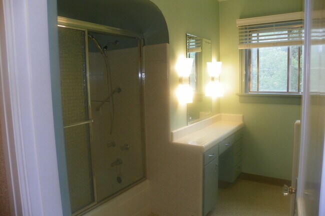 Building Photo - PETS CONSIDERED! Located in Bend's HISTORIC District, Walk to Drake Park! A/C, All Appliances, Ha...
