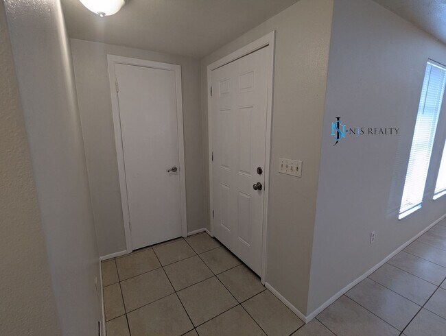 Building Photo - Fresh paint throughout this 3/2/1 1400 Sq....