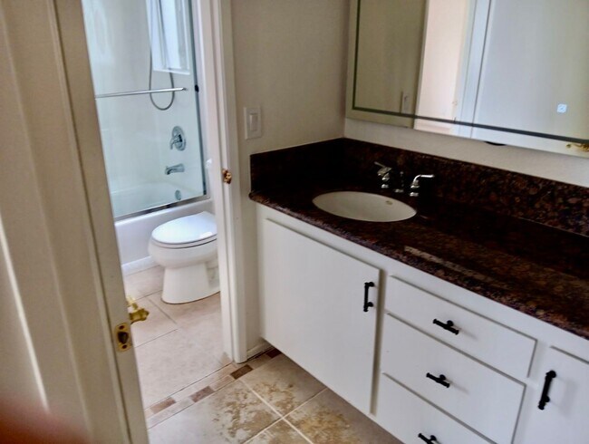 Building Photo - 2 bed 2 bath ocean view Stand alone bungal...