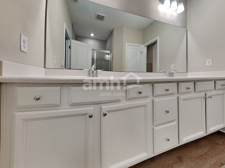 Building Photo - 225 Stone Arbor Ln