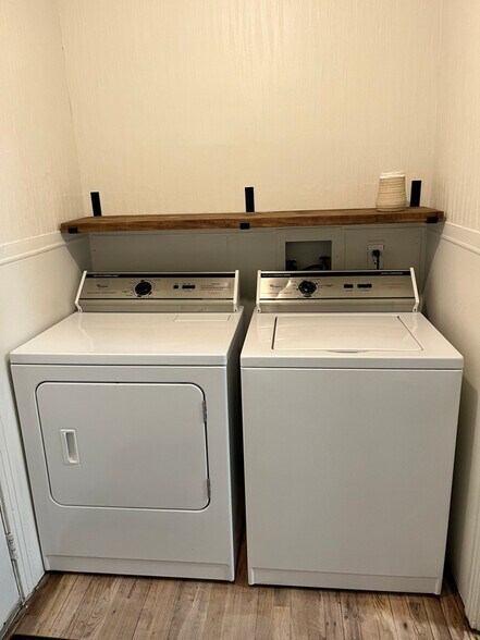 Building Photo - 1000 E Walnut St