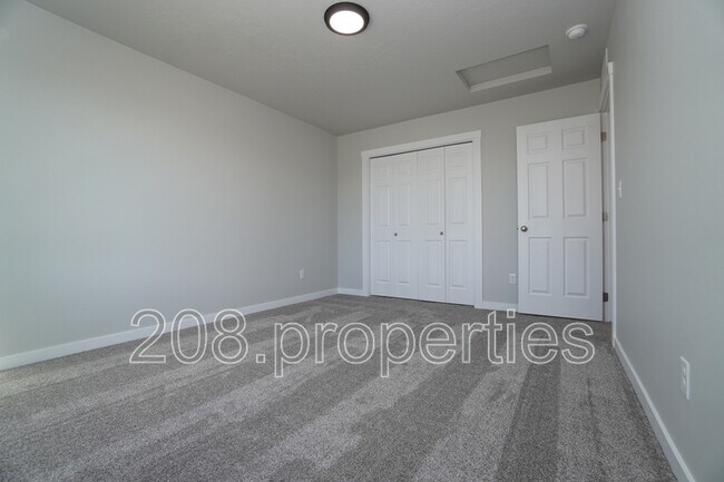 Building Photo - 1218 W Bass River Dr