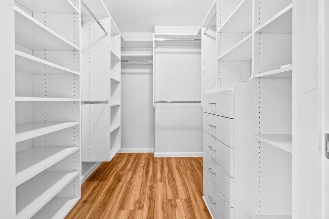 Building Photo - Spacious 3 Bedroom, 2.5 Bath Single Family...