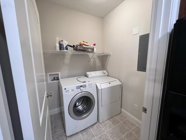 Laundry room - 3020 E Stillwater Lndg