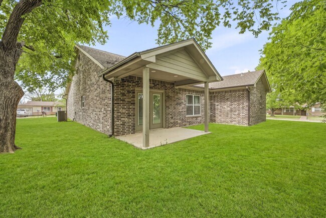 Building Photo - 191 Davis Ave