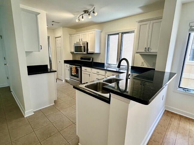 Building Photo - Beautiful Two Bedroom Townhome Located in Bluffton Village!