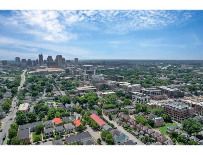 Building Photo - The Artist's Apt. | 2BR | Short North | +Parking