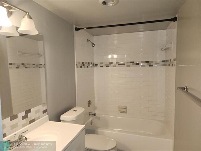 Building Photo - 4174 Inverrary Dr