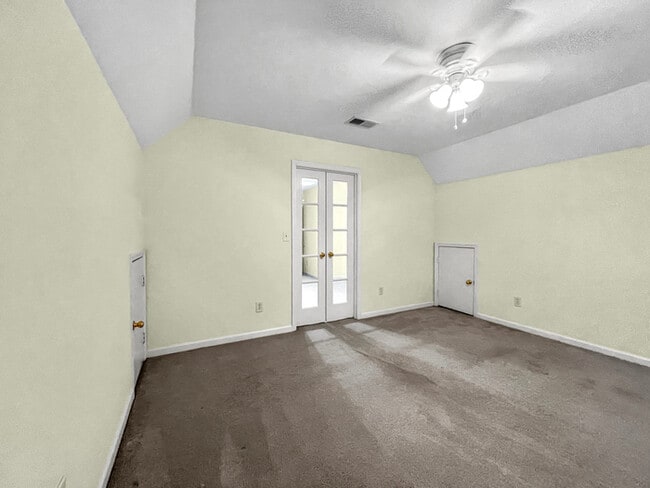 Building Photo - Beautiful Large 5 Bedroom Brick Home