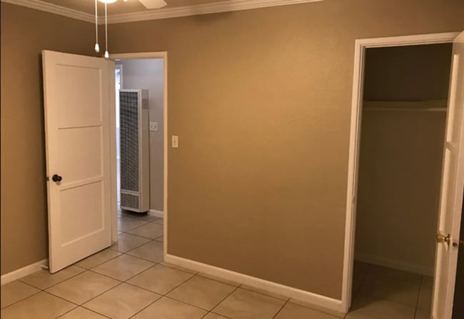 Building Photo - 2-bedroom Detached House w/ Gated Driveway!