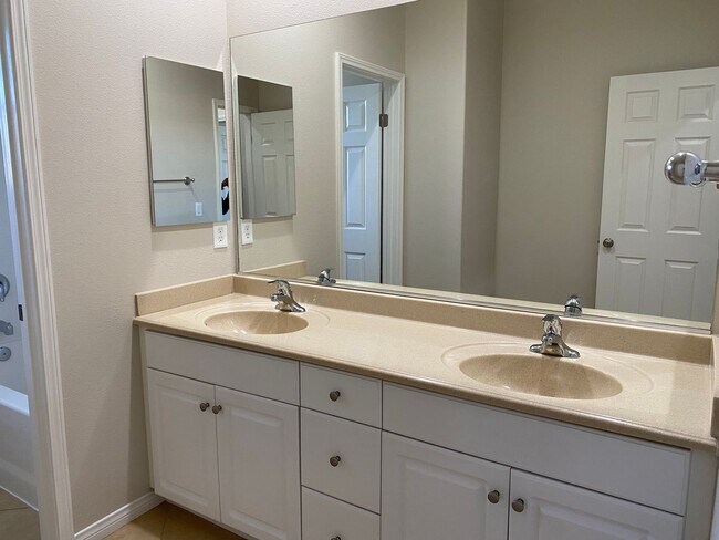 Building Photo - Beautiful 5 Bedroom Home in Murrieta Available!