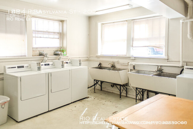 Building Photo - Vintage apartment located in Capitol Hill!