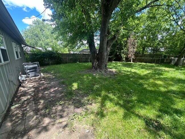 Building Photo - 8315 Meadowlark Dr