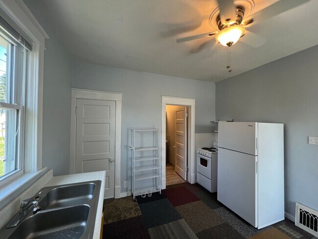 Building Photo - AVAILABLE JUNE - Perfect 2 Bed 1 Bath In Hillside Neighborhood