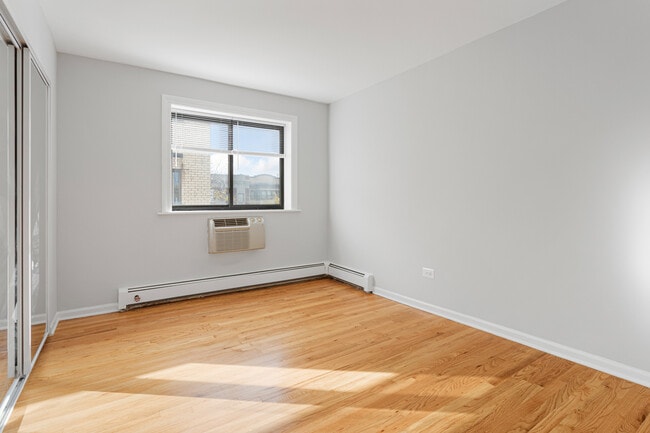 Building Photo - 6758 N Sheridan Rd