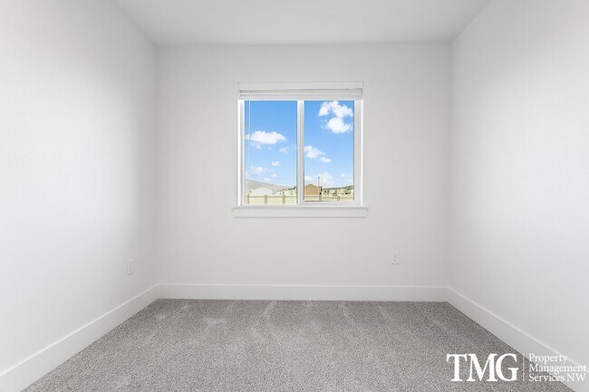 Building Photo - 977 Creer Way