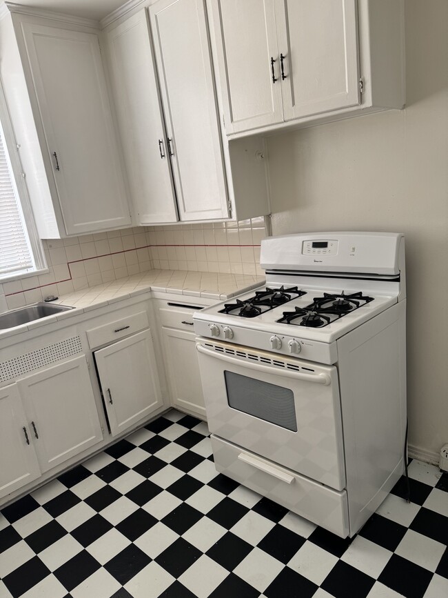 Stove - 1532 S Beverly Dr
