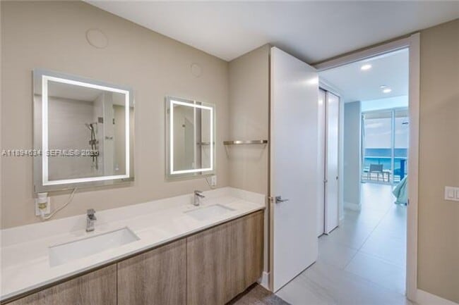 Building Photo - 17550 Collins Ave