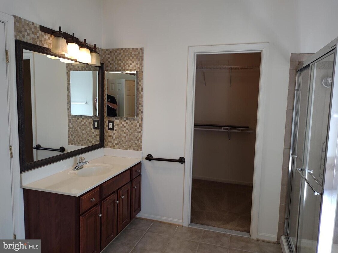 Master Bedroom Sink 2 with walk in closet - 15200 Chula Pl