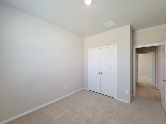 Building Photo - Single-story layout features a bright, open concept living area, dining space, and kitchen. Pebbl...